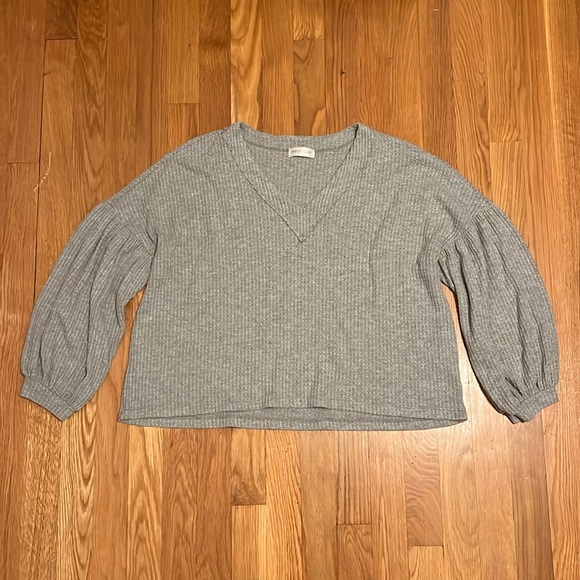 vestique Sweaters - Vestique Gray‎ waffle knit top v-neck top Size Small